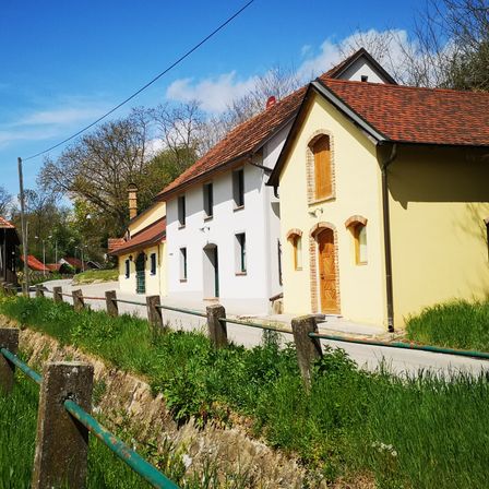 Bild enthält, Building, Outdoors, Shelter, Neighborhood, House, Housing, Roof, Nature, Countryside, Rural
