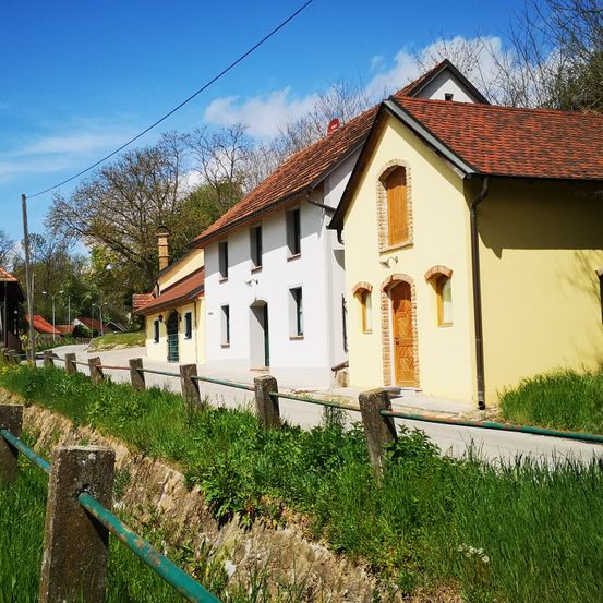 Bild enthält, Building, Outdoors, Shelter, Neighborhood, House, Housing, Roof, Nature, Countryside, Rural