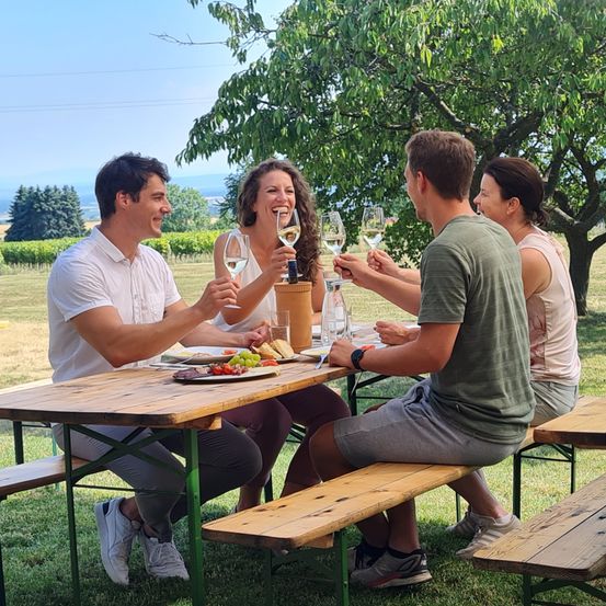 Bild enthält, Nature, Outdoors, Countryside, Rural, Farm, Adult, Male, Man, Person, Woman