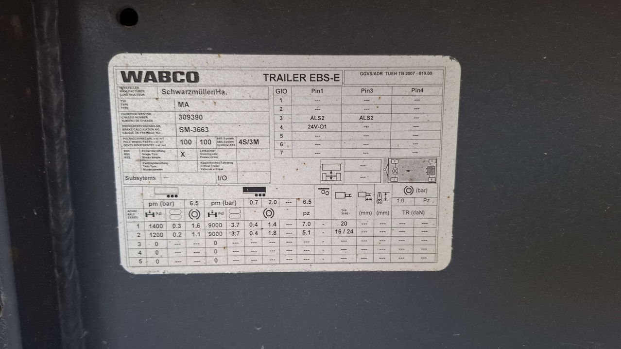 Das Bild zeigt ein technisches Dokument mit der Bezeichnung 'TRAILER EBS-E', das Herstellerinformationen und ein Schaltplan enthält. Das Dokument umfasst Pin-Zuweisungen, Systemspezifikationen und Druckwerte sowohl in bar als auch in psi. Es enthält auch eine Tabelle mit verschiedenen Druck-, Drehmoment- und Typwerten.