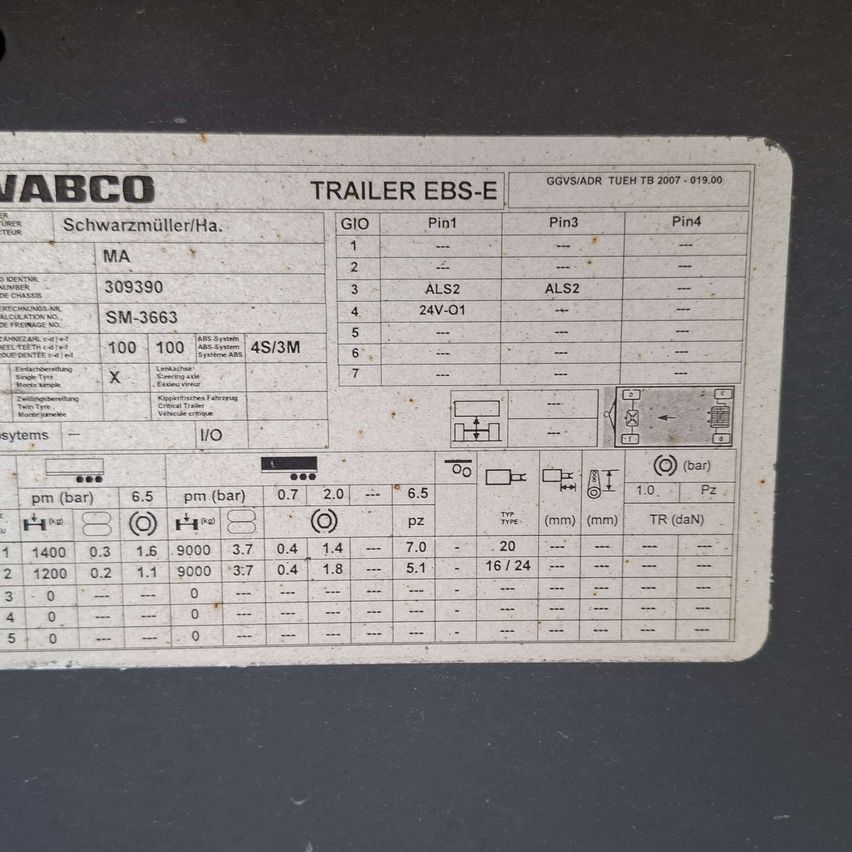 Das Bild zeigt ein technisches Dokument mit der Bezeichnung 'TRAILER EBS-E', das Herstellerinformationen und ein Schaltplan enthält. Das Dokument umfasst Pin-Zuweisungen, Systemspezifikationen und Druckwerte sowohl in bar als auch in psi. Es enthält auch eine Tabelle mit verschiedenen Druck-, Drehmoment- und Typwerten.