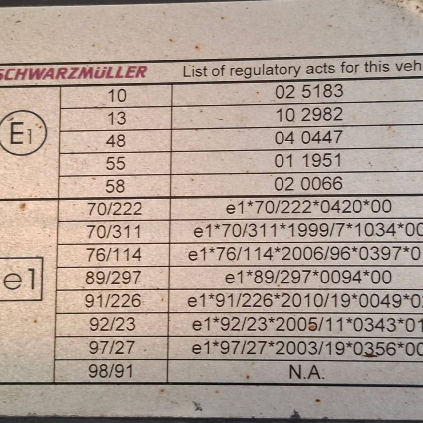 Dokument zeigt eine Liste von Vorschriften für ein Fahrzeug, mit Nummern und Codes, einschließlich E1 und Zahlen wie 10, 13, 48, 55, 58, 70/222, 70/311, 76/114, 89/297, 91/226, 92/23, 97/27, 98/91. N.A. wird für 98/91 vermerkt.