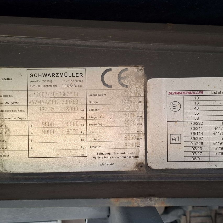 Zwei Fahrzeugspezifikationen von Schwarzmüller. Die erste enthält Details wie Herstellernummer, Gewicht und Abmessungen. Die zweite zeigt eine Konformitätsliste mit Fahrzeugaufbau-Codes.