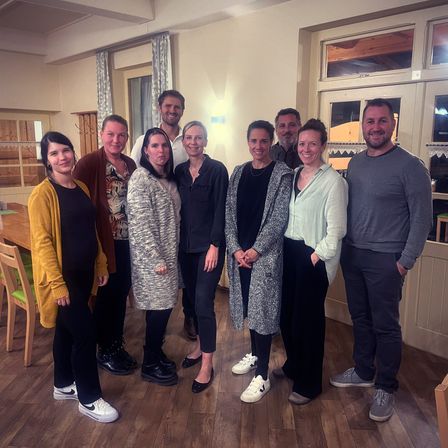 Bild enthält, Wood, Floor, Flooring, Pants, Hardwood, People, Groupshot, Shoe, Coat, Interior Design