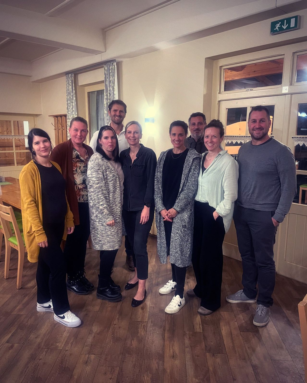 Bild enthält, Wood, Floor, Flooring, Pants, Hardwood, People, Groupshot, Shoe, Coat, Interior Design