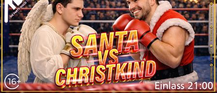 Zwei Männer, gekleidet als Santa und ein Weihnachtskind, stehen in einem Boxring und lächeln sich an. Der Hintergrund ist ein verschwommenes Publikum.