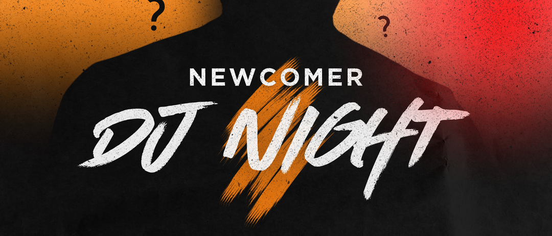 Plakat für Newcomer DJ Night. Eine Silhouette eines Mannes vor einem bunten Hintergrund. Die Worte 'Newcomer DJ Night' sind in weiß geschrieben. Das Plakat enthält Zahlen und ein Logo.