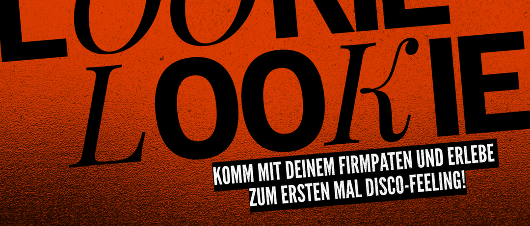 Plakat für LOOKIE LOOKIE mit rotem Hintergrund und fetter Schrift. Es bewirbt eine Disco-Veranstaltung für Firmlinge und lädt sie ein, Disco-Gefühle zum ersten Mal zu erleben.