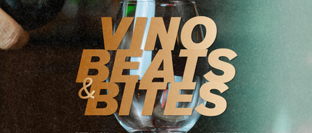 Ein Werbeplakat für die Vino Beats & Bites Veranstaltung am Samstag um 21:00 Uhr. Das Plakat zeigt ein Weinglas mit rotem Wein, eine Flasche und einen unscharfen Hintergrund. Der Text enthält Informationen über Pizza, Wein, Beats und Ticketpreise.