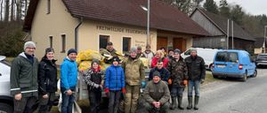 Bild enthält, Shelter, Neighborhood, Coat, Jacket, People, Person, Pants, Adult, Male, Man