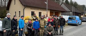 Bild enthält, Shelter, People, Person, Pants, Coat, Jacket, Neighborhood, Adult, Male, Man