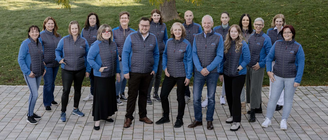 Bild enthält, Groupshot, Person, Adult, Female, Woman, People, Pants, Shoe, Male, Man