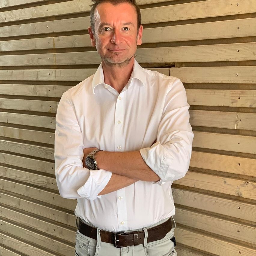 Bild enthält, Clothing, Sleeve, Indoors, Interior Design, Adult, Male, Man, Person, Crew Cut, Hair