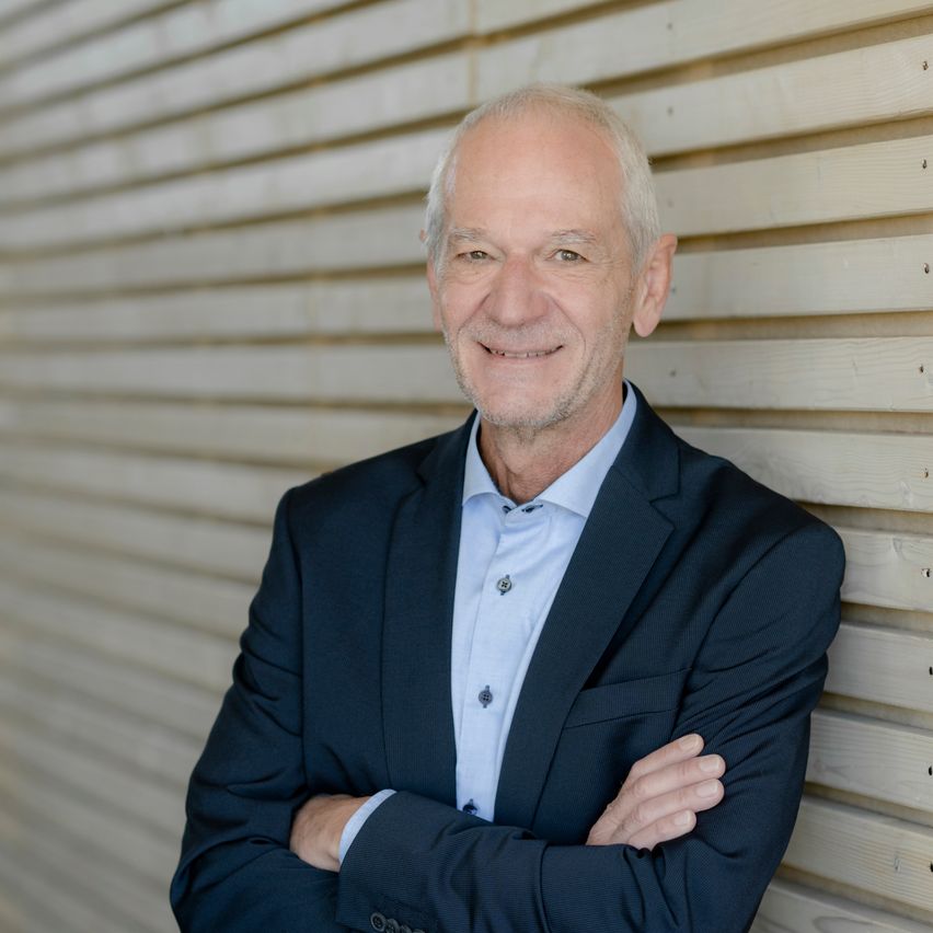 Bild enthält, Coat, Interior Design, Blazer, Jacket, Adult, Male, Man, Person, Suit, Portrait