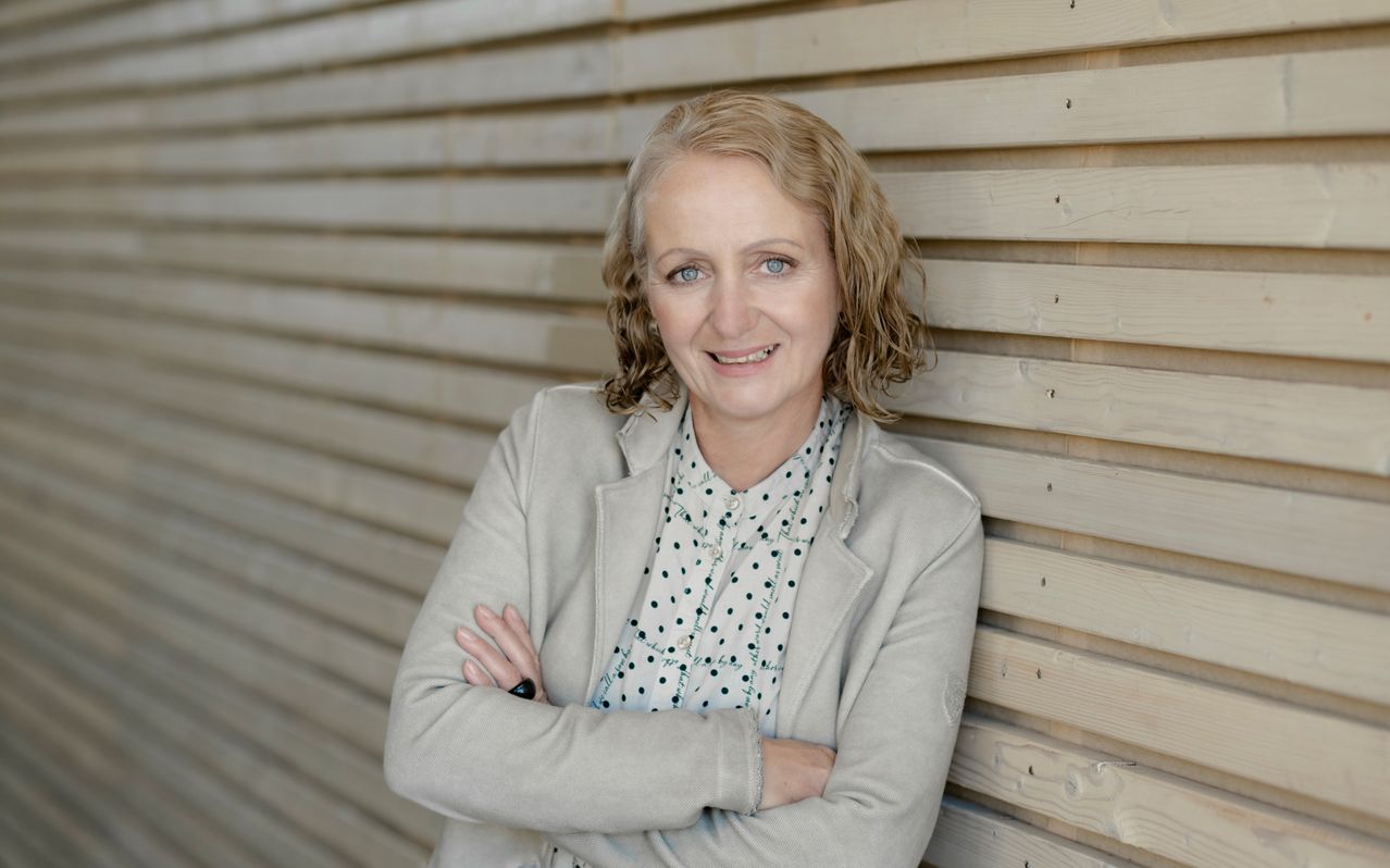 Bild enthält, Interior Design, Face, Head, Person, Smile, Blonde, Adult, Female, Woman, Coat