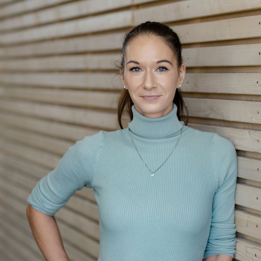 Bild enthält, Face, Happy, Head, Person, Smile, Interior Design, Adult, Female, Woman, Sleeve