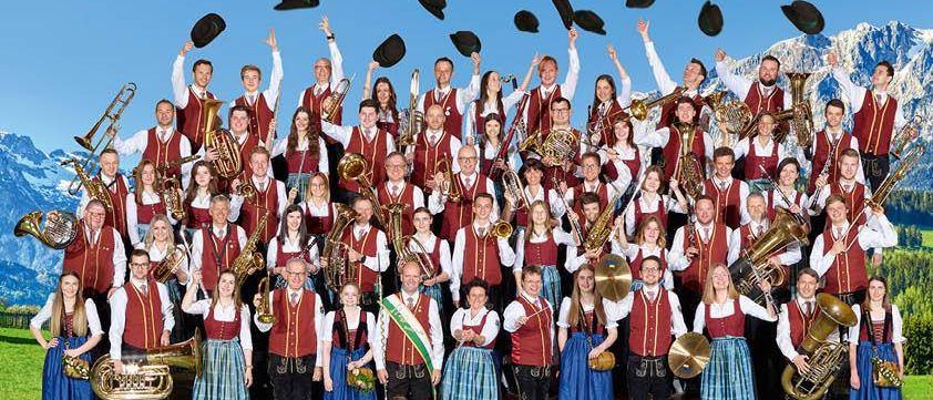 Ein Plakat für 'Bavarian Music Bischofshofen' zeigt eine Gruppe von Musikern mit Instrumenten, mit einem Hinweis auf freien Eintritt. Die Veranstaltung findet am 23. November 2025 um 09:00 Uhr für die Cäcilia-Messe in der Pfarrkirche statt.