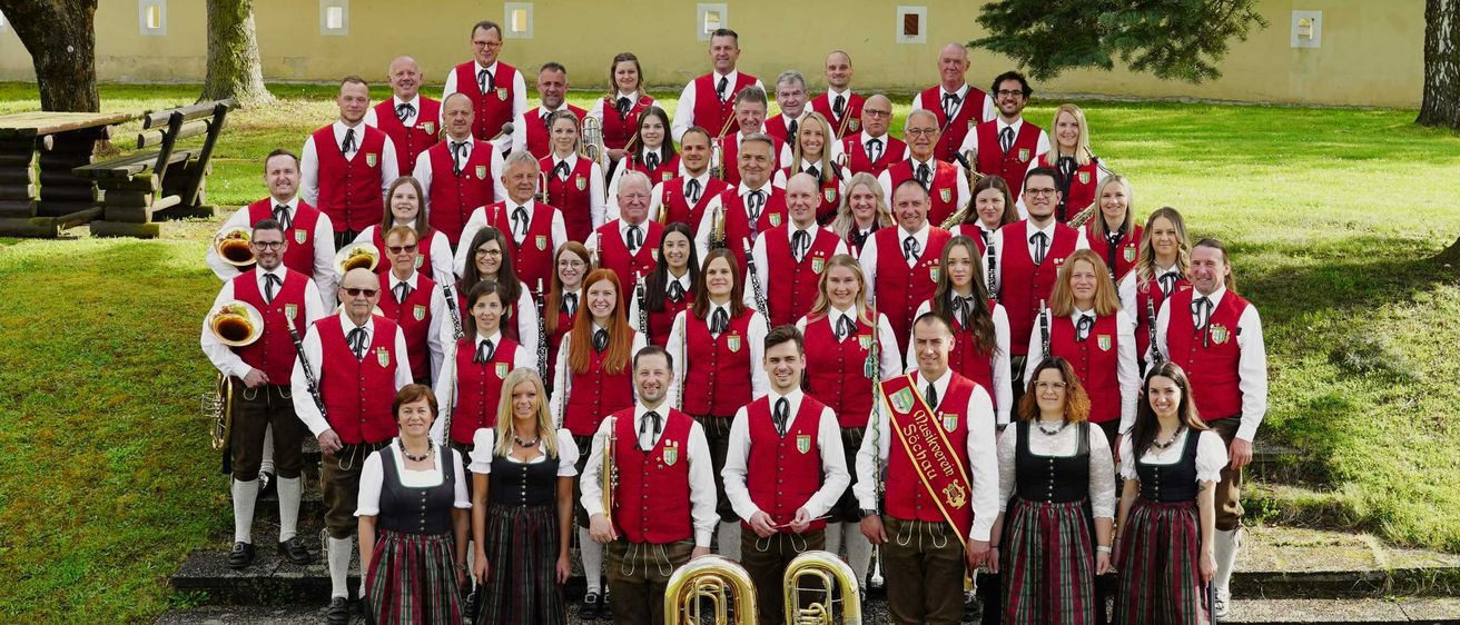 Bild enthält, People, Person, Group Performance, Music, Music Band, Musical Instrument, Musician, Performer, Tuba, Necklace