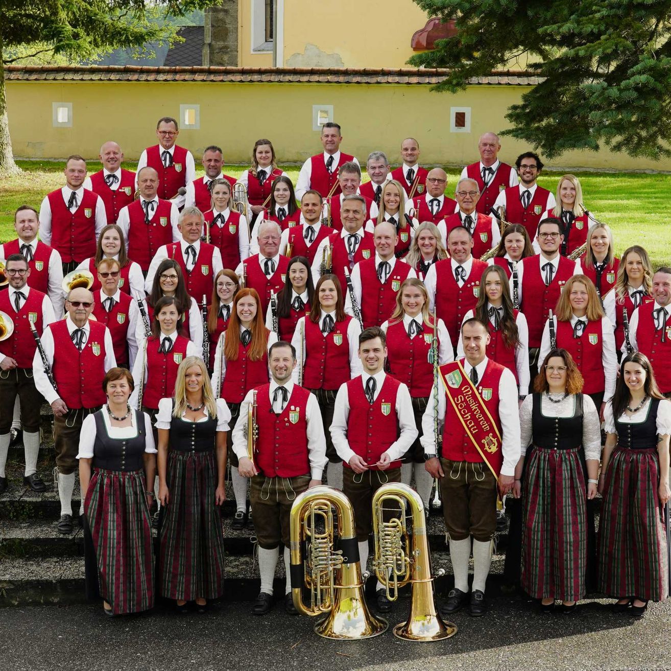 Bild enthält, People, Person, Group Performance, Music, Music Band, Musical Instrument, Musician, Performer, Tuba, Necklace
