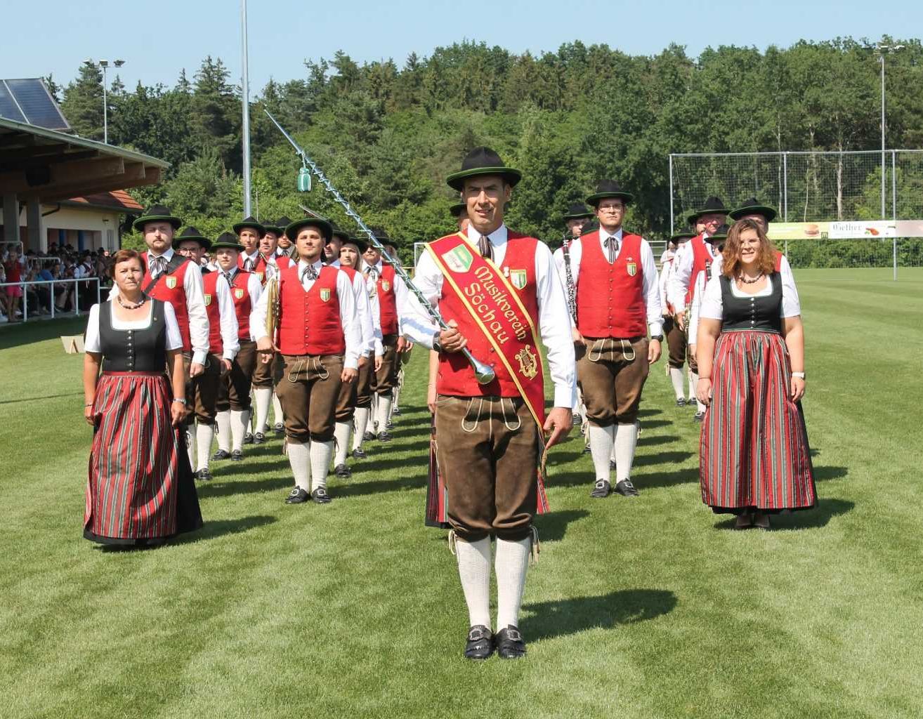 Bild enthält, People, Person, Skirt, Adult, Male, Man, Female, Woman, Girl, Teen