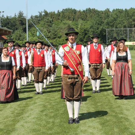 Bild enthält, People, Person, Skirt, Adult, Male, Man, Female, Woman, Girl, Teen