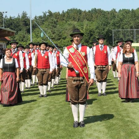 Bild enthält, People, Person, Skirt, Adult, Male, Man, Female, Woman, Girl, Teen