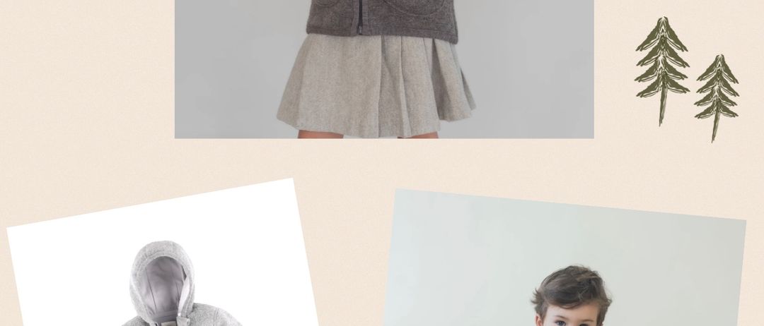 Das Bild zeigt ein Mädchen in einer grauen Kapuzenjacke und einem Rock, ein Baby in einem grauen Anzug mit Kapuze und einen Jungen in einer grünen Kapuzenjacke.