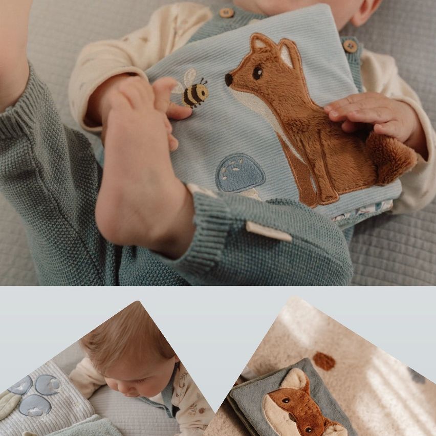 Ein Baby, das einen blauen Overall mit Fuchs- und Bienendesign trägt, hält eine kleine Decke mit Fuchsdesign. Ein anderes Bild zeigt ein schlafendes Baby mit einer blau-grauen Decke.