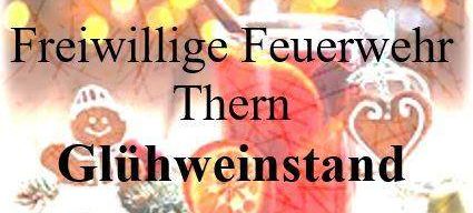 Eine festliche Szene mit einem Lebkuchenmann, heißem Glühwein und Winterdekoration. Unscharfe Lichter im Hintergrund deuten auf eine gemütliche, festliche Atmosphäre hin.