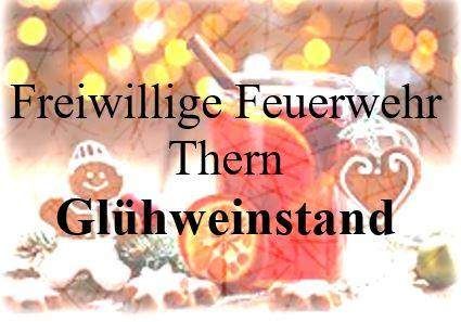 Eine festliche Szene mit einem Lebkuchenmann, heißem Glühwein und Winterdekoration. Unscharfe Lichter im Hintergrund deuten auf eine gemütliche, festliche Atmosphäre hin.