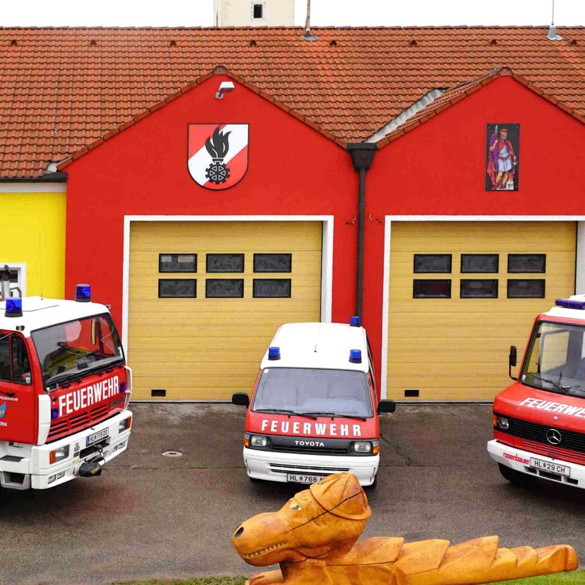 Bild enthält, Transportation, Truck, Vehicle, Fire Station, Fire Truck, Moving Van, Van, Person, Car