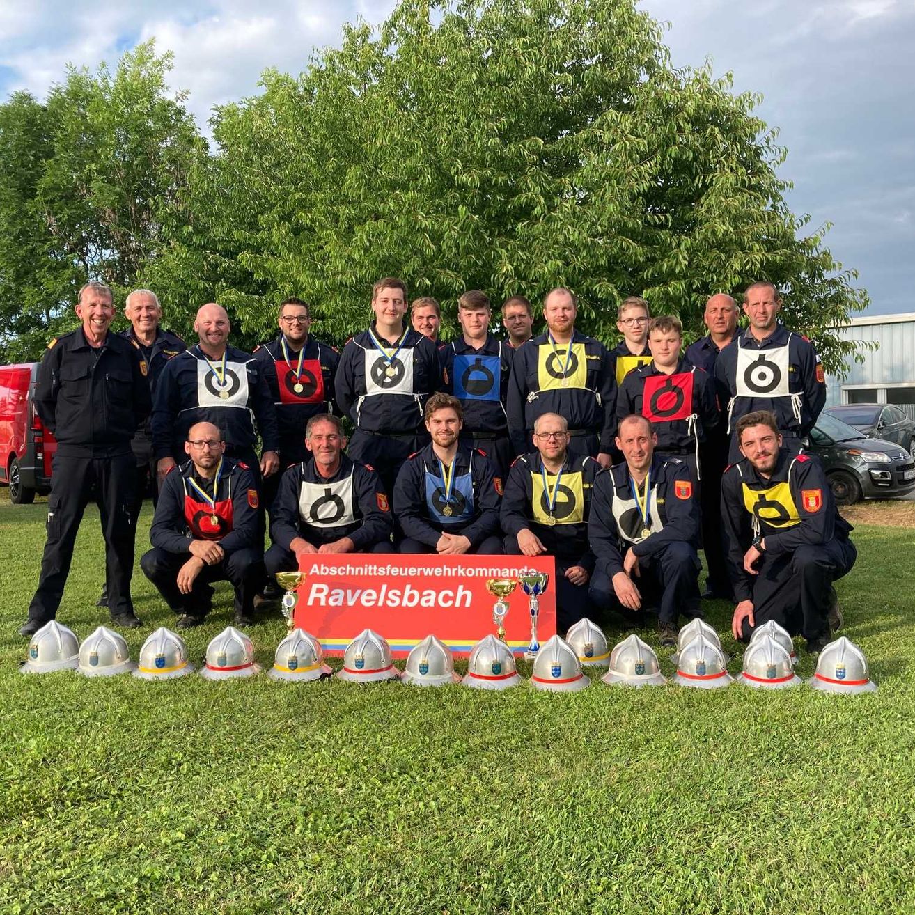 Bild enthält, People, Person, Groupshot, Adult, Male, Man, Grass, Glasses, Helmet, Team