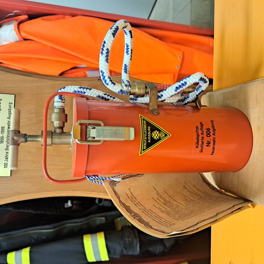 Bild enthält, Plywood, Wood, Clothing, Lifejacket, Vest