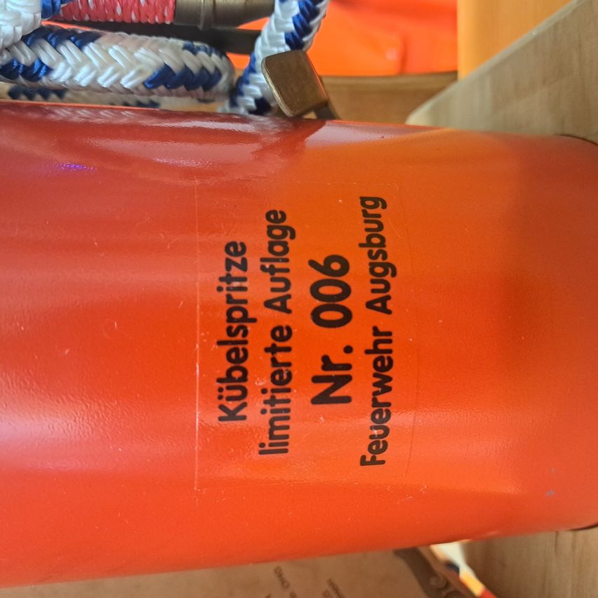 Bild enthält, Wood, Plywood, Bucket, Jug, Car, Transportation, Vehicle