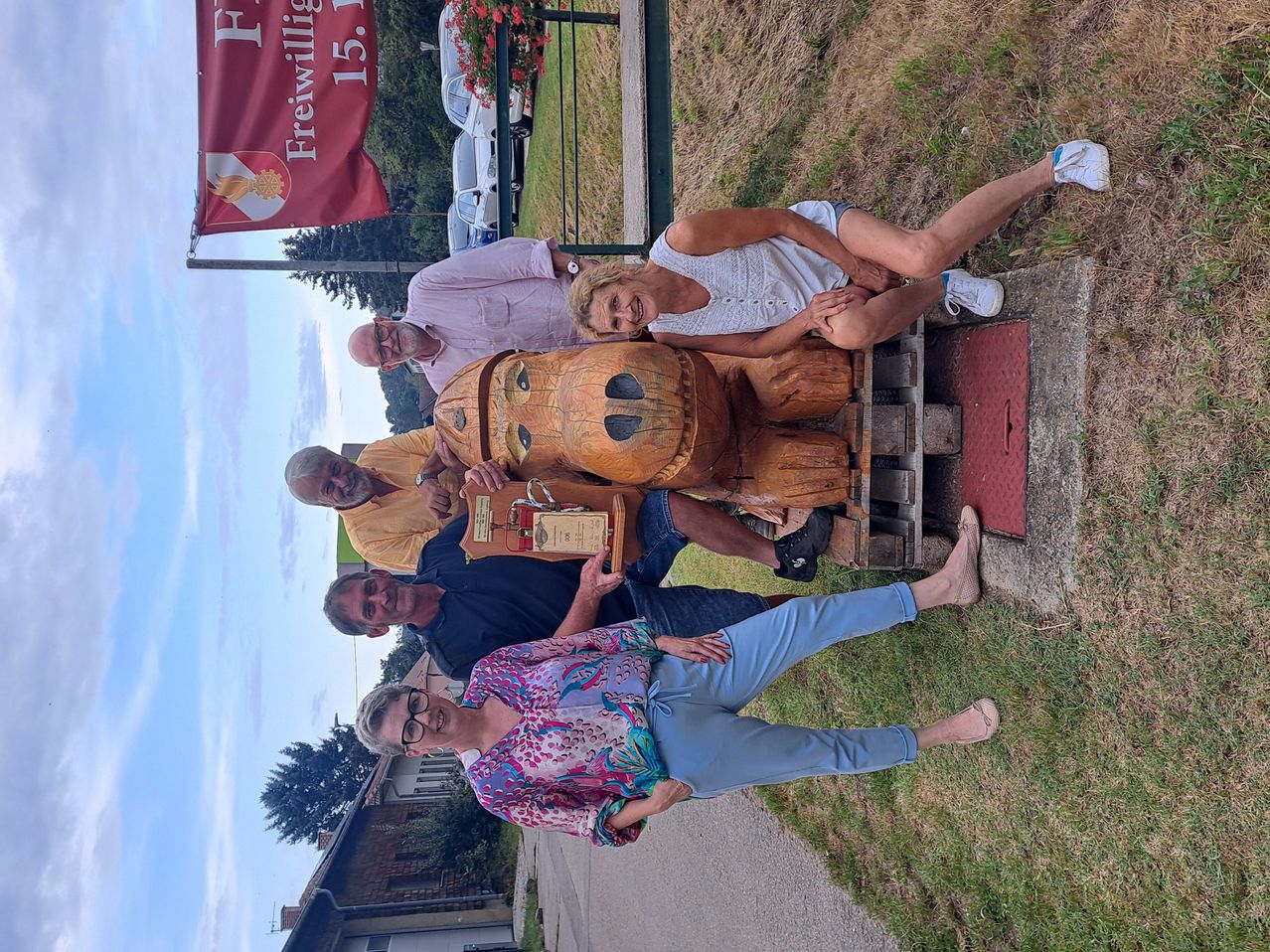 Bild enthält, Emblem, Symbol, Grass, Pants, Person, Glove, Shoe, Head, Face, Pillar
