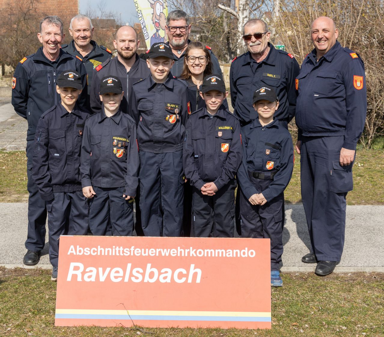 Bild enthält, People, Person, Adult, Male, Man, Officer, Police Officer, Boy, Child, Jacket