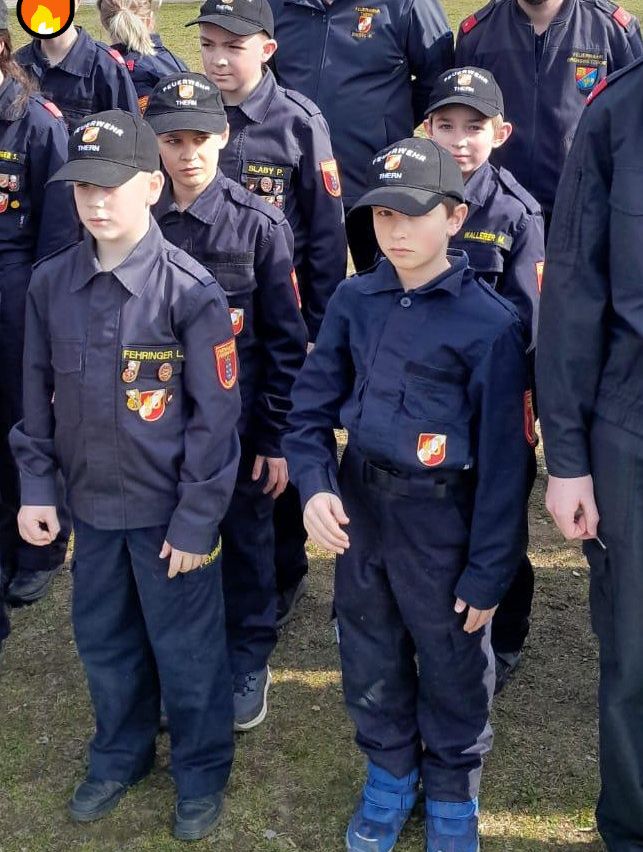 Bild enthält, Boy, Child, Male, Person, Coat, Baseball Cap, Adult, Female, Woman, Man