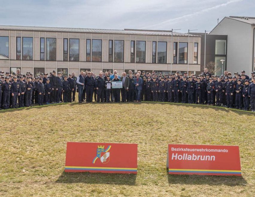 Bild enthält, Architecture, Building, College, Person