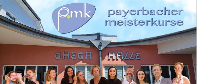 Plakat für das PMK-Abschlusskonzert in der Ghega Halle. Es zeigt eine Gruppe von Menschen vor dem Gebäude, die Musikinstrumente halten. Das Konzert findet am Freitag, 8. August 2025, um 19:30 Uhr statt.