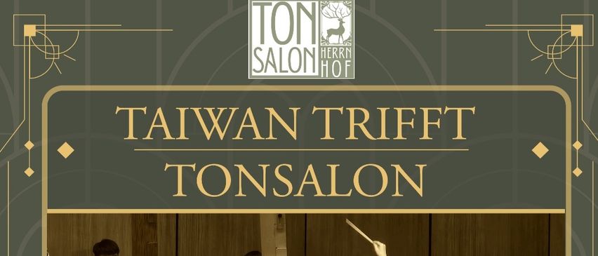 Ein Plakat für die Veranstaltung Taiwan Trifft Tonsalon. Es zeigt einen Dirigenten und Musiker in formeller Kleidung, mit einem Klavier und Flötenspielern im Einleger. Das Datum und die Uhrzeit sind der 3. August 2025, um 11:00 Uhr.