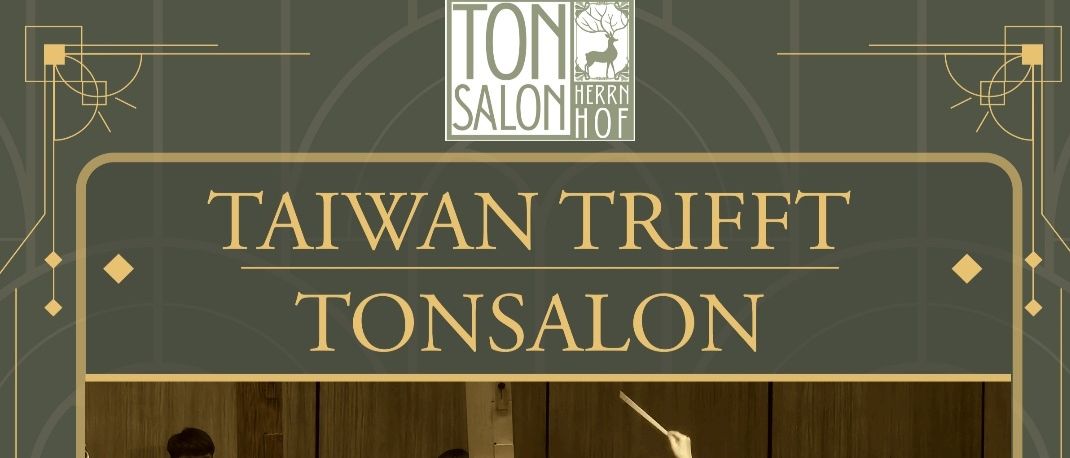 Ein Plakat für die Veranstaltung Taiwan Trifft Tonsalon. Es zeigt einen Dirigenten und Musiker in formeller Kleidung, mit einem Klavier und Flötenspielern im Einleger. Das Datum und die Uhrzeit sind der 3. August 2025, um 11:00 Uhr.