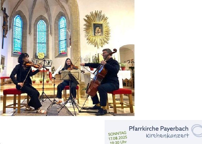 Das Bild zeigt eine Gruppe von Musikern, die in einer Kirche auftreten. Drei Personen sitzen auf roten Hockern und spielen Violine und Cello. Dahinter ziert ein goldener Sonnenaufgang die Wand. Die Veranstaltung trägt den Titel 'Meisterkurse Veranstaltungen 2025'.