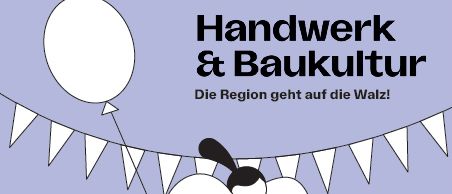 Ein Plakat zeigt eine stilisierte Figur, die ein Schild mit der Aufschrift 'Auf der Walz!' hält, während sie über ein Tor springt, was die traditionelle Reise von Handwerkern symbolisiert. Der Text 'Handwerk & Baukultur' ist prominent dargestellt, mit einem festlichen Hintergrund aus Wimpelketten. Unten sind Logos und Namen verschiedener regionaler und staatlicher Organisationen aufgeführt.