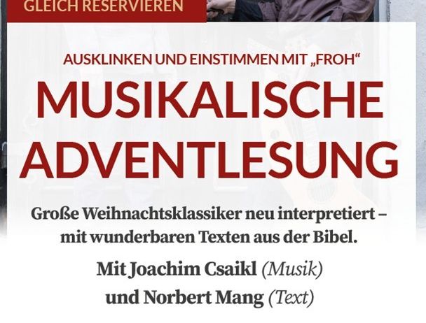 Ein Plakat für eine musikalische Adventslesung am 19. Dezember 2025. Es zeigt zwei Männer vor einer Holztür. Der Text lautet 'Musikalische Adventlesung' und 'Gleich reservieren'. Es enthält einen QR-Code.