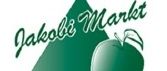 Das Logo des Jakobi-Marktes zeigt eine dreieckige Form mit einem grünen Apfel an der Spitze, der die Lage des Marktes in Payerbach symbolisiert. Unter dem Apfel ist eine Brücke dargestellt, die die Brücke der Stadt über einen Fluss betont.