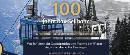 Ein Schwarz-Weiß-Bild einer Seilbahn, das 100 Jahre der Rax-Seilbahn feiert. Es zeigt die ursprüngliche Seilbahn aus den 1920er Jahren mit Passagieren vor einer bergigen Kulisse. Der Text lautet '100 Jahre Rax-Seilbahn' und hebt die Geschichte von 1926 bis 2026 hervor.