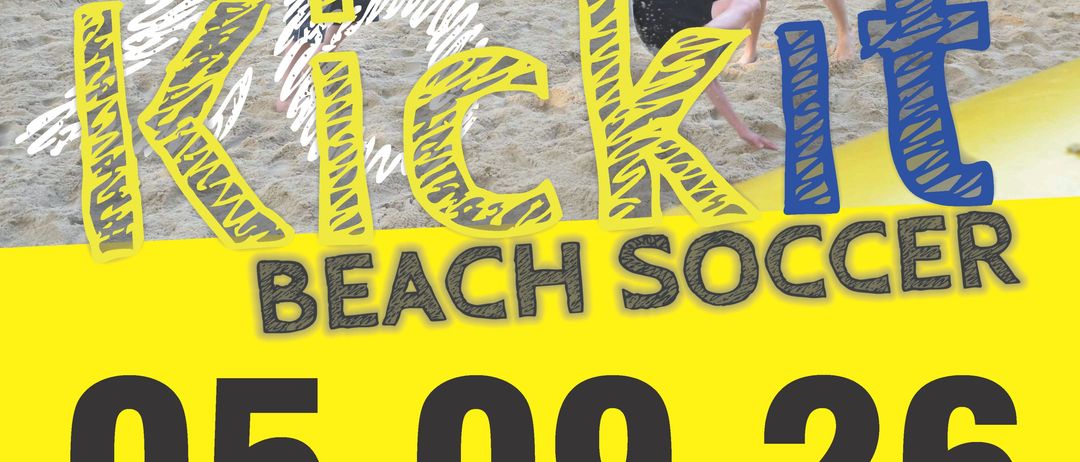 Plakat für ein Beach-Soccer-Event am 5. September um 14:00 Uhr am Payerbach Beach Volleyball Court. Das Plakat hat einen gelben Hintergrund mit Text und Bildern von Kindern, die im Sand Fußball spielen.