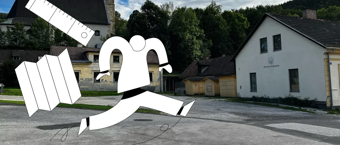 Eine stilisierte Illustration einer Person, die mit einem Bleistift und einem Lineal in einer Dorfumgebung läuft, mit einer Kirche und Häusern im Hintergrund.