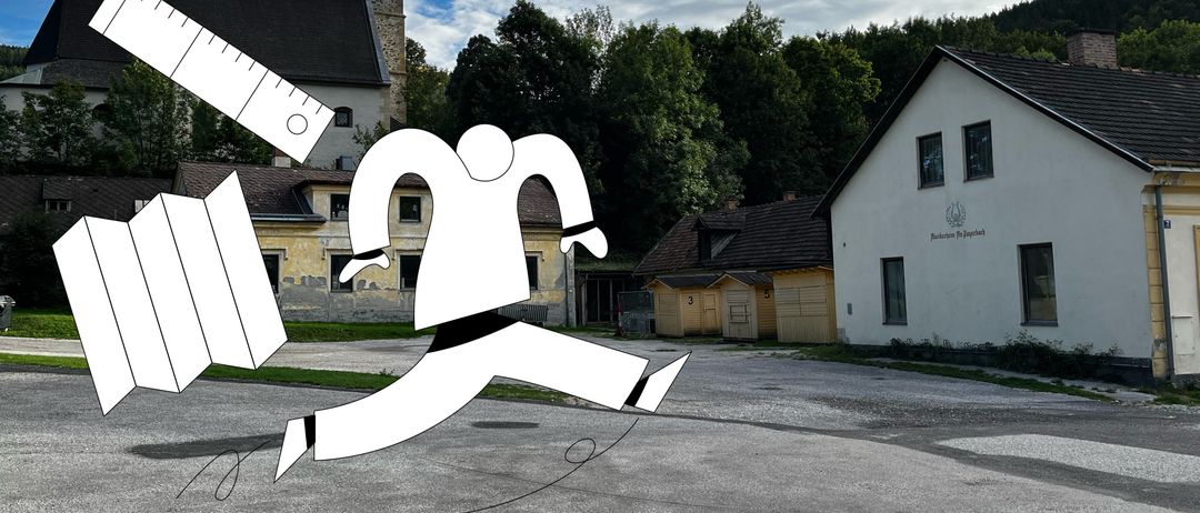 Eine stilisierte Illustration einer Person, die mit einem Bleistift und einem Lineal in einer Dorfumgebung läuft, mit einer Kirche und Häusern im Hintergrund.