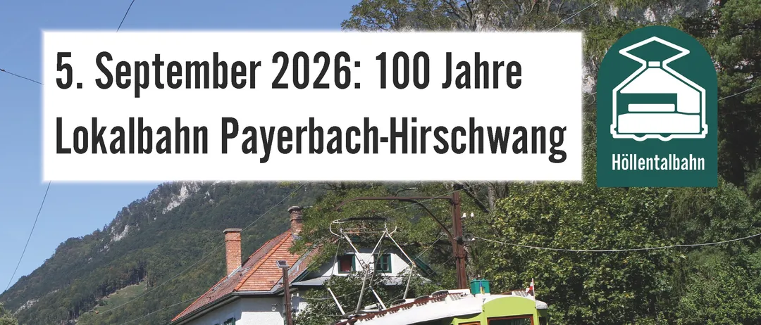 Ein Plakat zum 100-jährigen Jubiläum der Lokalbahn Payerbach-Hirschwang, das eine grüne Straßenbahn auf den Gleisen, einen Berg im Hintergrund und verschiedene Textdetails zur Veranstaltung zeigt.